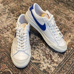 NIKE BLAZERS lows white and blue